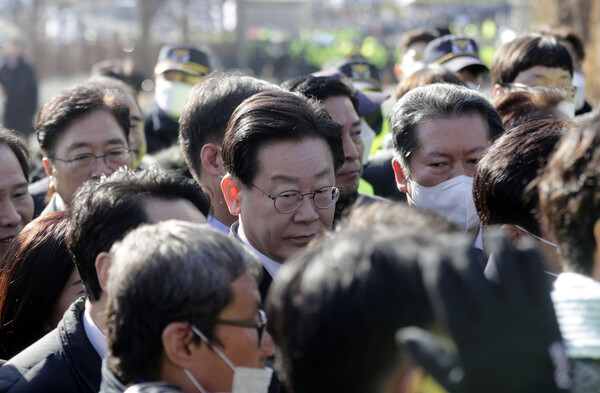이재명 더불어민주당 대표가 성남FC 후원금 의혹 사건과 관련 검찰 조사를 받기 위해 10일 오전 경기 수원지방검찰청 성남지청에 출석하고 있다. 제1야당 현직 대표가 검찰에 피의자 신분으로 출석하는 것은 헌정 사상 처음이다. (2023.1.10)&nbsp;ⓒ뉴스1