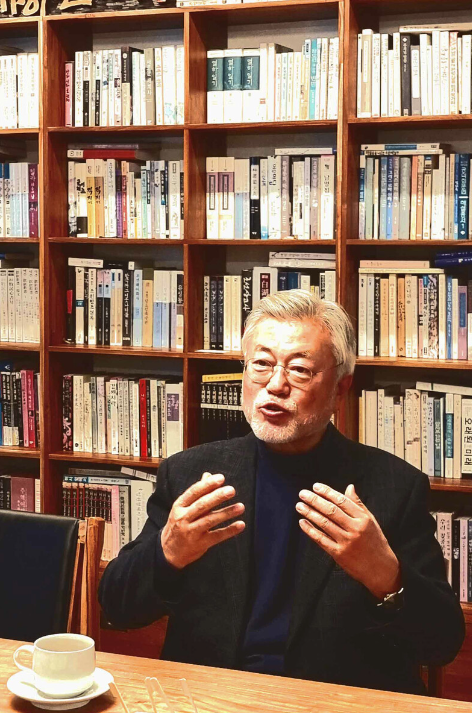 김언호 한길사 대표와 인터뷰를 하고 있는 문재인 전 대통령.&nbsp;ⓒ한길사 제공