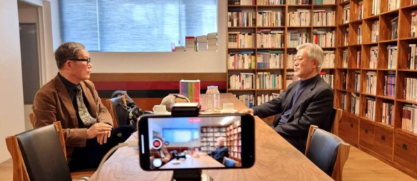 김언호 한길사 대표와 인터뷰하고 있는 문재인 전 대통령.&nbsp;ⓒ한길사 제공