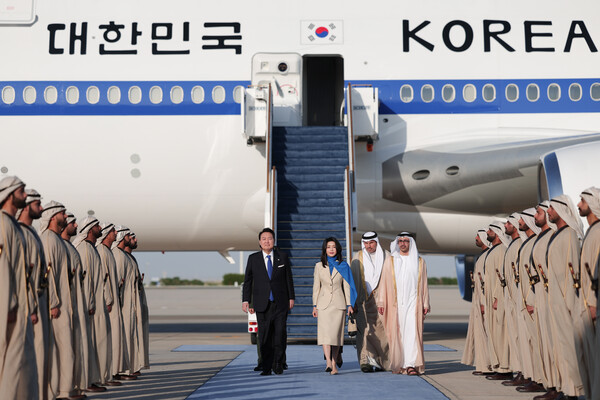 윤석열 대통령과 김건희 여사가 14일 오후(현지시간) 아랍에미리트(UAE) 아부다비 왕실공항에 도착해 공군 1호기에서 내려 이동하고 있다. (2023.1.15)&nbsp;ⓒ대통령실 제공