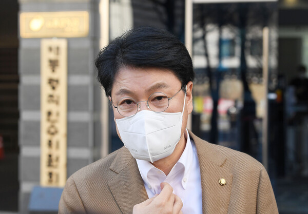 장제원 대통령 당선인 비서실장이 27일 서울 종로구 인수위 사무실로 들어서며 문재인 대통령과 윤석열 당선인의 만찬회동에 관한 취재진의 질문에 답하고 있다. 2022.3.27 ⓒ뉴스1