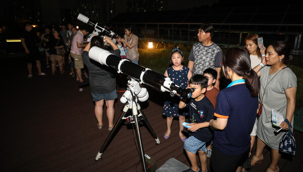  서울 노원구 서울시립과학관에서 열린 '화성-지구 대접근 관측회'에서 어린이들이 별을 관측하는 모습. ⓒ뉴스1