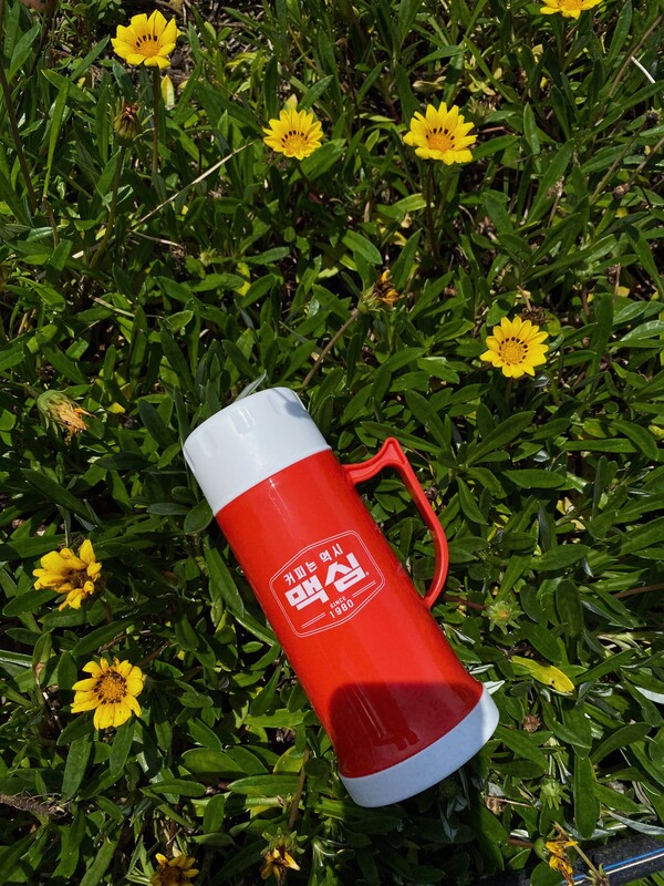 한라산 등반과 피크닉 가는 게스트를 위해 숙소에 준비해 둔 레트로 감성의 보온병