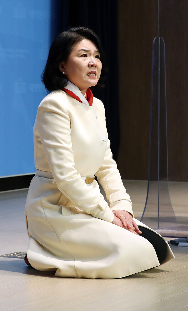 류여해 전 자유한국당(국민의힘 전신) 최고위원이 1일 국회 소통관에서 3·8 전당대회 최고위원 출마 선언 기자회견을 마친 뒤 무릎 꿇고 지지를 호소하고 있다.&nbsp;ⓒ뉴스1