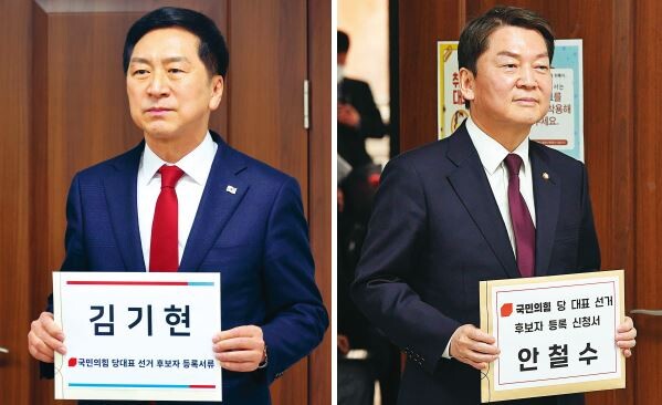 김기현 의원(왼)과 안철수 의원(오)이 2일 오전 서울 영등포구 여의도 국민의힘 당사에서 당대표 후보 등록을 하기 위해 접수처로 들어서고 있다. ⓒ공동취재사진단