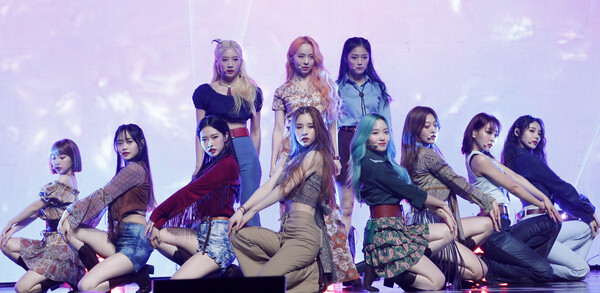 세번째 미니앨범 '12:00' 발매 기념 쇼케이스에 참석해 신곡을 선보이는 그룹 이달의 소녀.&nbsp;ⓒ뉴스1