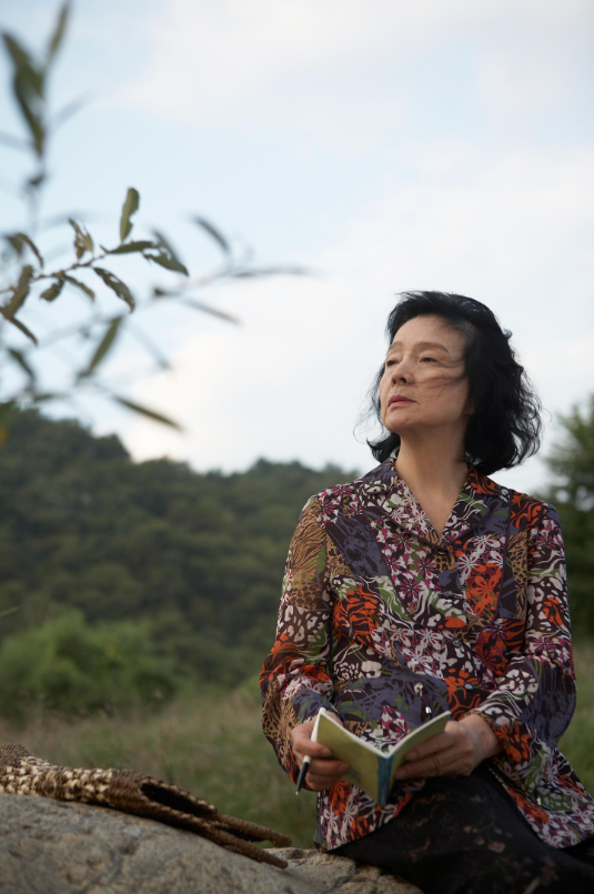 한국여성배우 최초로 석사 논문에 영화 유학까지.. 故 윤정희 배우는 누구보다 영화에 진심이었다