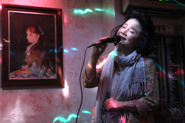 한국여성배우 최초로 석사 논문에 영화 유학까지.. 故 윤정희 배우는 누구보다 영화에 진심이었다