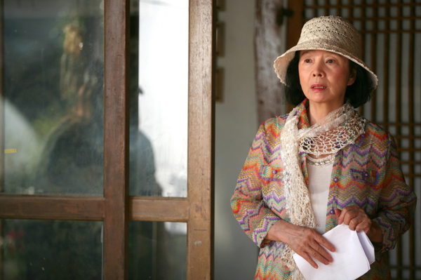 한국여성배우 최초로 석사 논문에 영화 유학까지.. 故 윤정희 배우는 누구보다 영화에 진심이었다