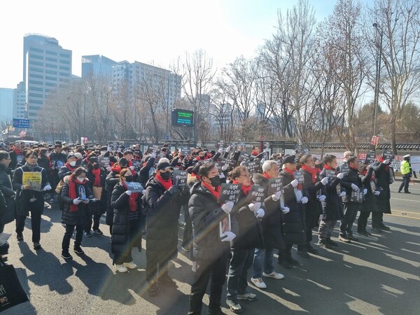 이태원 참사 100일째를 하루 앞둔 4일 유가족 90여명과 시민 2천여명이 서울 용산구 녹사평역에서 서울시청광장까지 추모행진을 했다. ⓒ한겨레