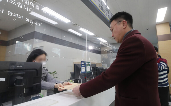 최지우 대통령실 법률비서관실 행정관이 3일 오후 서울 종로구 서울지방경찰청 민원실에서 윤석열 대통령의 새 관저를 물색하는 과정에 역술인 '천공'이 개입했다는 의혹을 제기한 부승찬 전 국방부 대변인과 그의 주장을 최초 보도한 언론사에 대한 고발장을 접수하고 있다. 2023.2.3 ⓒ뉴스1