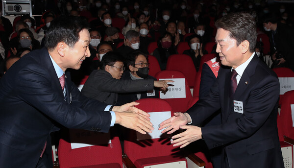 국민의힘 당권 주자인 김기현(왼), 안철수 의원(오)이 5일 오후 서울 동작구문화원에서 열린 동작구갑 당협 당원 대회에서 만나 인사 나누고 있다. ⓒ뉴스1