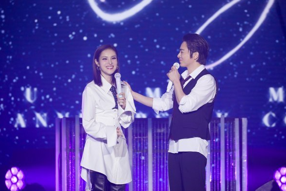 거미 콘서트장에 게스트로 등장한 조정석.&nbsp;ⓒ씨제스 엔터테인먼트