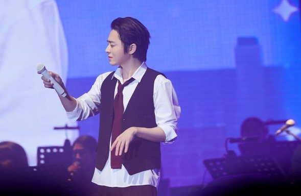 거미 콘서트장에 게스트로 등장한 조정석.&nbsp;ⓒ씨제스 엔터테인먼트