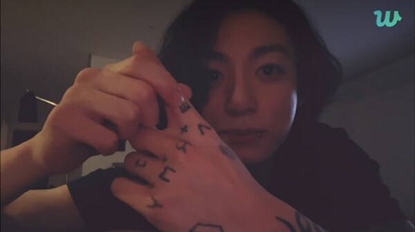 지난 2일 방송된 위버스 라이브 화면 ⓒ위버스