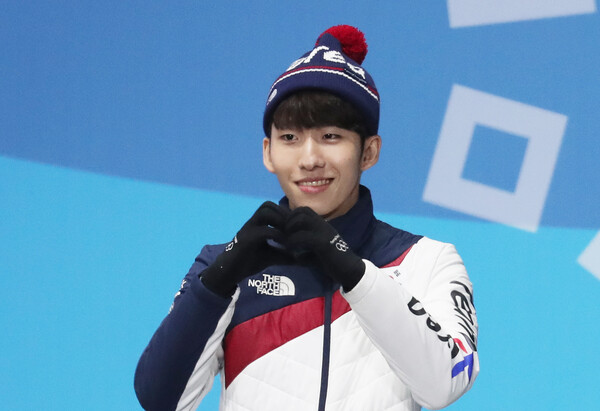 쇼트트랙 스피드 스피드 스케이팅 남자 500m 경기에서 동메달을 획득한 임효준이 23일 오후 강원도 평창군 메달플라자에서 열린 2018 평창동계올림픽 메달 세리머니에서 시상대에 오르며 세리머니를 하고 있다. 2018.2.23/뉴스1