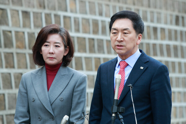 김기현 국민의힘 당대표 후보와 나경원 전 원내대표가 7일 오후 서울 중구 달개비 앞에서 전당대회 관련 입장을 발표하고 있다. 2023.2.7ⓒ뉴스1