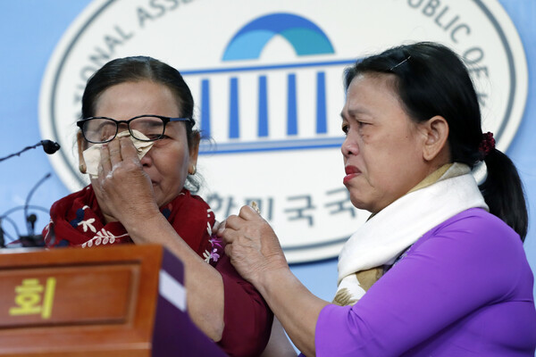 응우옌티탄이 지난 2018년 서울 여의도 국회 정론관에서 열린 ‘베트남전 한국군 민간인학살 진상규명 촉구를 위한 생존자 기자회견’에서 한국군의 끔찍한 학살 당시 상황을 증언하며 눈물 흘리는 모습.&nbsp;ⓒ뉴스1