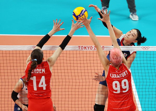 김연경이 2020 도쿄올림픽 여자 배구 8강전에서 튀르키예 선수들을 상대로 공격을 하고 있다.&nbsp;ⓒ뉴스1