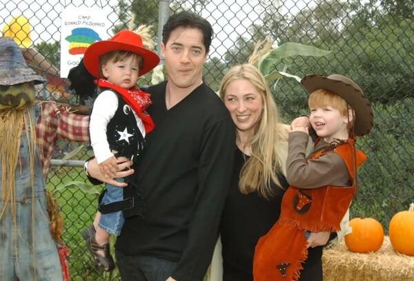 젊은 시절 브렌든 프레이저와 그의 전 아내와 아들들 ⓒ게티이미지