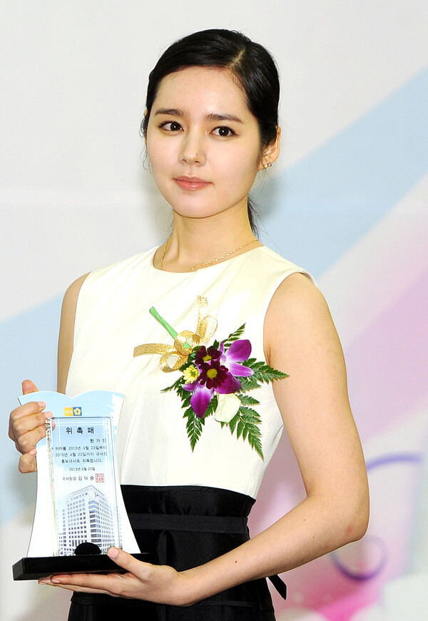 왼쪽 얼굴 지켜! 한가인, 연정훈이 카메라 앞에서 '겹쳐 서기' 하는 이유(손 없는 날)