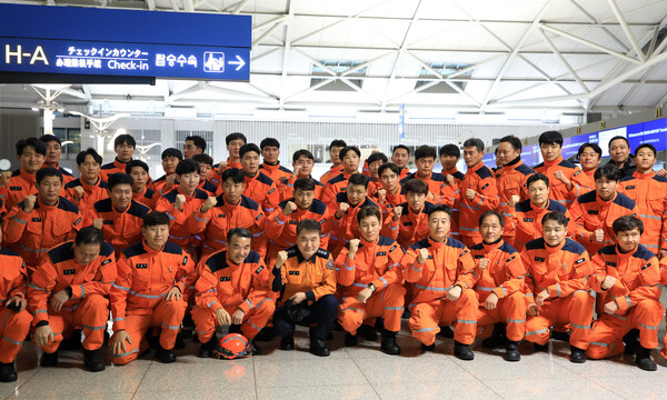 튀르키예 지진 실종자 수색 등을 위한 대한민국 긴급구호대(KDRT) 대원들이 7일 오후 출국을 위해 인천국제공항 제1여객터미널에 모여 기념촬영을 하고 있다.&nbsp;ⓒ뉴스1