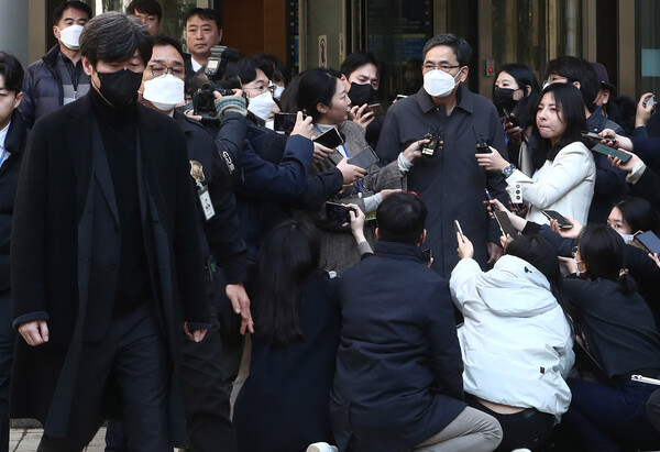남욱 변호사가 8일 오후 서울 서초구 서울중앙지방법원에서 열린 대장동 개발 뇌물 혐의 관련 1심 선고 공판을 마치고 밖으로 나서고 있다. 그 뒤로 국민의힘 곽상도 전 의원이 1심 선고 공판에서 무죄를 선고받고 취재진의 질문에 답변하고 있다. 곽 전 의원은 남욱 변호사에게 받은 5천만원에 대해서만 정치자금법 위반으로 벌금 800만원을 선고받았다.&nbsp;ⓒ뉴스1