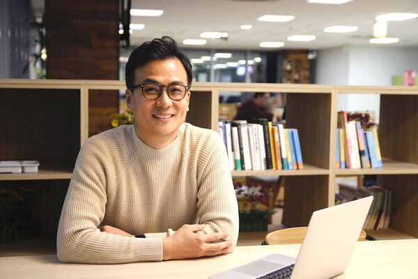 삼형제 아빠, 16년차 직장인, 에어비앤비 슈퍼호스트, 작가로 살고 있는 최인욱 입니다.&nbsp;강릉에 27년 된 주택을 리모델링 해 틈만 나면 세 아이들과 달려가 마당에서 뛰어놀며 잔디를 깎고 잡초를 뽑습니다. 2021년, 에어비앤비 슈퍼호스트 앰배서더로 활동하며 ‘당신도 에어비앤비 호스팅을 잘할 수 있습니다’라는 메시지를 전하고 있습니다. 5, 60대 시니어 호스트들의 성장을 도우며 성취감을 느낍니다. 2023년 에어비앤비 호스팅과 앰배서더 경험을 담은 책, '돈이 되는 공간'을 출간했습니다.&nbsp;