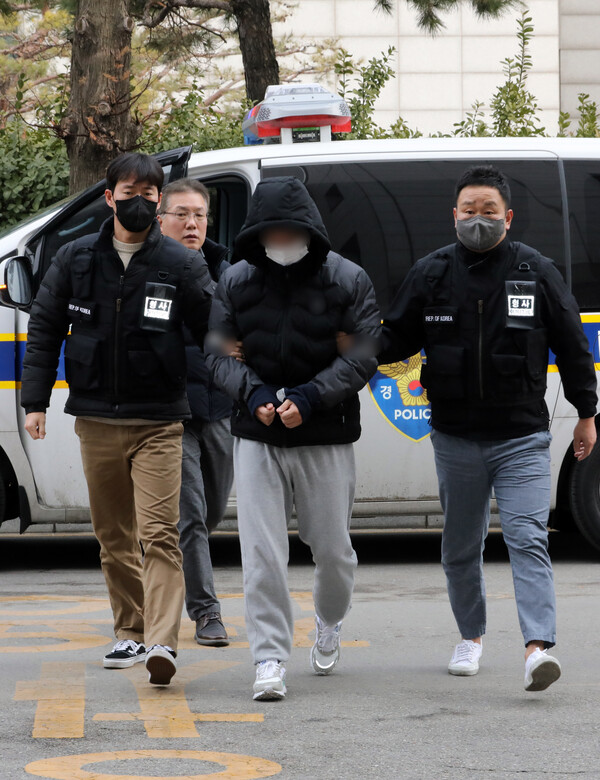 편의점 업주를 흉기로 찔러 살해한 뒤 전자발찌를 끊고 도주한 혐의로 체포된 30대 남성 A씨가 11일 오후 구속 전 피의자 심문(영장실질심사)를 받기 위해 인천지방법원에 출석하고 있다.&nbsp;ⓒ뉴스1