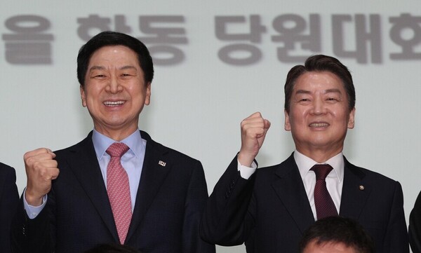 국민의힘 당권 주자인 김기현 의원과 안철수 의원이 5일 오후 서울 동대문구청 대강당에서 열린 동대문구 갑을 당협 합동 당원대회에서 기념사진을 찍고 있다.&nbsp;ⓒ한겨레
