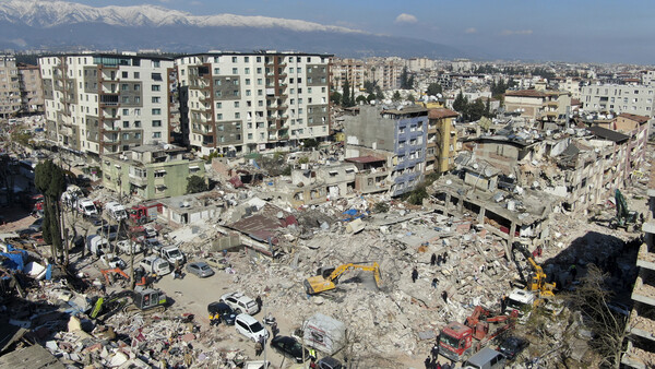 9일 (현지시간) 튀르키예 하타이주 안타키아의 지진 피해를 입은 한 마을에서 구조활동이 진행되고 있다.&nbsp;ⓒ뉴스1