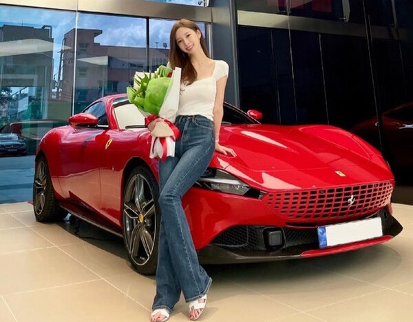 야옹이 작가와 페라리. ⓒ야옹이 작가 인스타그램