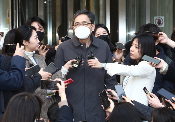 곽상도 전 의원이 8일 오후 서울 서초구 서울중앙지방법원에서 열린 대장동 개발 사업 로비·특혜 의혹 관련 1심 선고 공판을 마친 뒤 법정을 나서며 취재진의 질문을 받고 있다. 법원은 이날 곽 전 의원에게 벌금 800만원과 5000만원을 추징하라고 명령했다. 또한 아들의 퇴직금 명목으로 50억원에 관련해선 무죄를 선고 했다. (공동취재) 2023.2.8ⓒ뉴스1