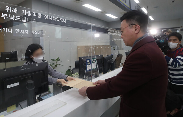 최지우 대통령실 법률비서관실 행정관이 3일 오후 서울 종로구 서울지방경찰청 민원실에서 윤석열 대통령의 새 관저를 물색하는 과정에 역술인 '천공'이 개입했다는 의혹을 제기한 부승찬 전 국방부 대변인과 그의 주장을 최초 보도한 언론사에 대한 고발장을 접수하고 있다. 2023.2.3 ⓒ뉴스1