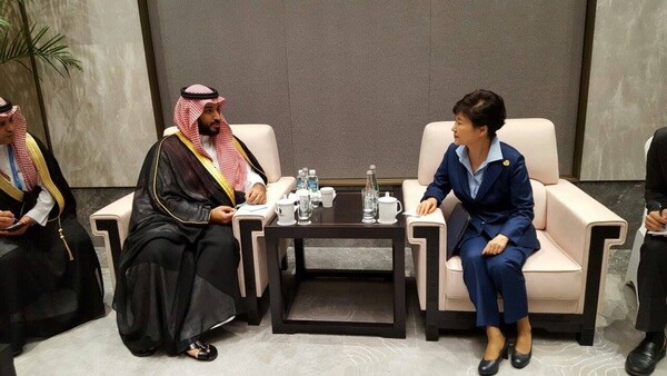 [자료사진] 무하마드 빈 살만 사우디아라비아 제2왕위 계승자와 박근혜 대통령. ⓒ뉴스1