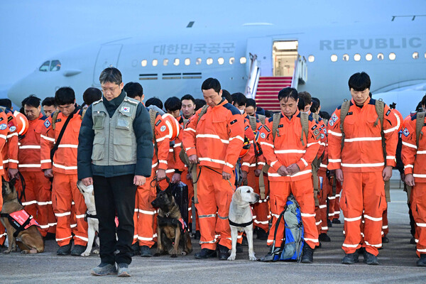 강진 피해를 입은 튀르키예에 파견됐던 대한민국 해외긴급구호대(KDRT) 1진 대원들이 18일 성남 서울공항에 도착해 지진 희생자들을 위해 묵념하고 있다. ⓒ외교부 제공