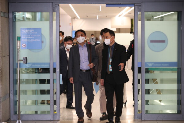 김진태 강원도지사가 27일 오후 인천국제공항을 통해 귀국하고 있다. 베트남 광닌성 하롱시에서 열린 제17회 동아시아지방정부 관광연맹(EATOF) 총회 참석차 출국한 김 지사는 레고랜드 쇼크 사태 확산에 일정을 하루 앞당겨 귀국했다. 2022.10.27/뉴스1