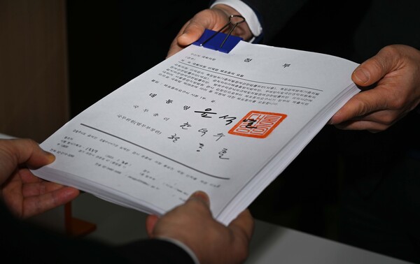 법무부 관계자가 21일 서울 여의도 국회의안과에서 위례·대장동 개발 비리와 성남FC 후원금 의혹 등으로 구속영장이 청구된 이재명 더불어민주당 대표에 대한 체포동의안을 제출하고 있다. (공동취재) 2023.2.21/뉴스1