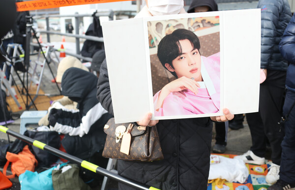 방탄소년단(BTS) 진의 입대일인 2022년 12월 13일 경기도 연천군 육군 5사단 신병교육대 앞에서 팬이 사진을 든 채 기다리고 있다. ⓒ뉴스1