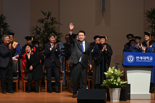 27일 서울 서대문구 연세대학교에서 열린 2023년 2월 학위수여식 참석한 윤석열 대통령. ⓒ뉴스1