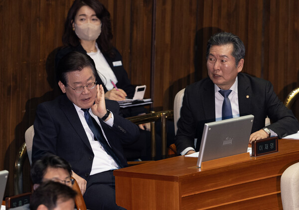 이재명 더불어민주당 대표(왼쪽)와 정청래 최고위원이 이재명 더불어민주당 대표가 27일 오후 서울 여의도 국회에서 열린 제403회 국회(임시회) 제8차 본회의에서 대화를 하고 있다. 2023.2.27 뉴스1