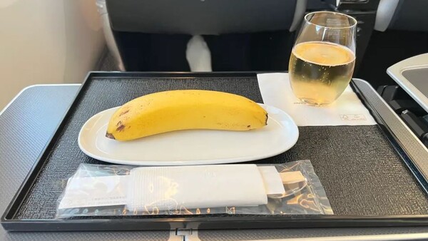 서빙된 바나나와 젓가락 ⓒKris Chari