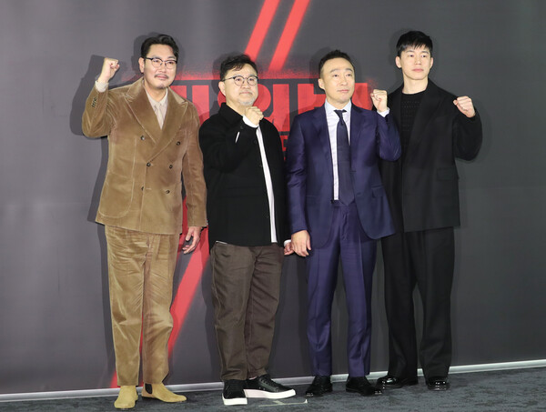 배우 조진웅과 이원태 감독, 이성민, 김무열이 2일 서울 성동구 메가박스 성수에서 열린 영화 '대외비' 제작보고회에서 포즈를 취하고 있다. ⓒ뉴스1