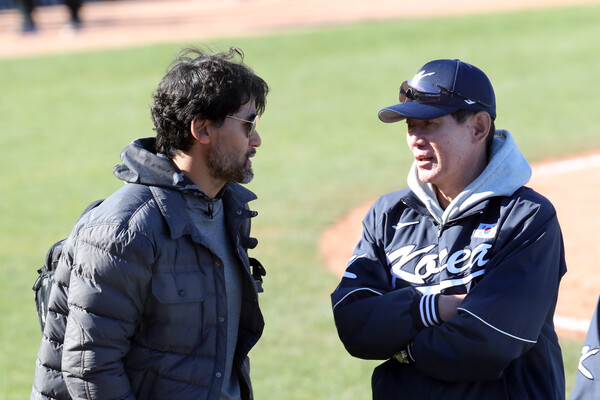 16일(현지시간) 미국 애리조나주 투손 키노 스포츠 콤플렉스에서 열린 2023 WBC 대한민국 야구 대표팀과 NC 다이노스와의 연습경기 8대2로 승리한 이강철 대한민국 대표팀 감독이 박찬호 KBS 해설위원과 대화를 나누고 있다. 2023.2.17/뉴스1