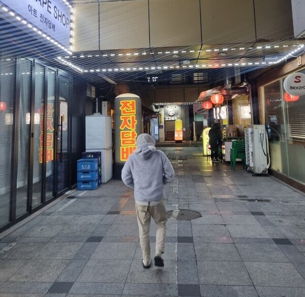 이성현(가명·26)씨가 전북 익산 시내 거리를 걷고 있다. ⓒ한겨레&nbsp;&nbsp;