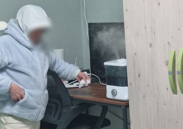 지난달 27일 전북 익산에 사는 고립청년 이성현(가명·26)씨가 집을 정리하고 있다. ⓒ한겨레