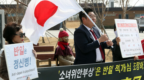 7일 오후 세종시 어진동 세종호수공원 소녀상 앞에서 열린 위안부법폐지국민행동의 소녀상 철거요구 집회에 지난 3.1절 세종시 자신의 아파트에 일장기를 게양한 일명 '세종 일장기 남(男)'인 이모(오른쪽)씨가 참석하여 일장기를 흔들고 있다.2023.3.7ⓒ뉴스1
