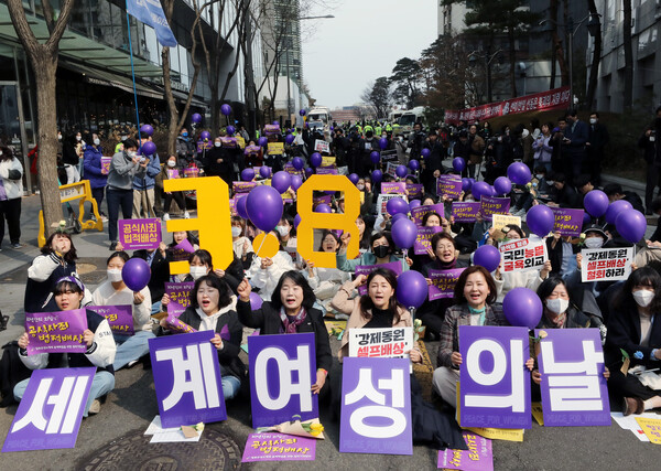 수요시위 참가자들이 세계여성의 날인 8일 서울 종로구 평화로에서 열린 제1586차 일본군성노예제 문제해결을 위한 수요시위에서 구호를 외치고 있다. (2023.3.8.)&nbsp;ⓒ뉴스1