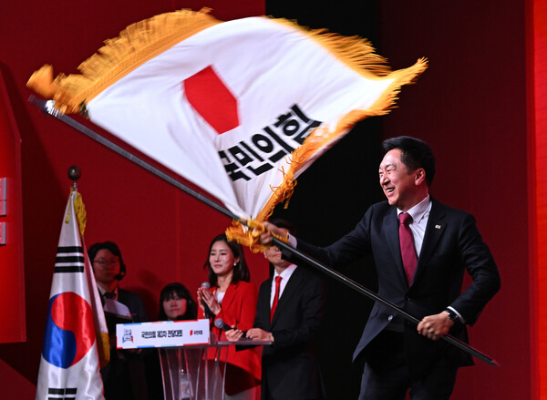 8일 오후 경기도 일산 킨텍스에서 열린 국민의힘 제3차 전당대회에서 국민의힘 신임 당대표에 선출된 김기현이 당기를 흔들고 있다. ⓒ공동취재&nbsp;