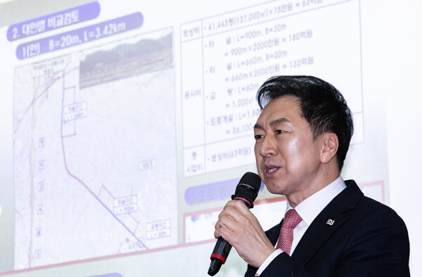 국민의힘 신임 당대표에 선출된 김기현이 후보 시절인&nbsp;지난달 23일 오전 서울 여의도 국회 의원회관에서 KTX울산역 연결도로 임야 관련 기자회견을 하는 모습.&nbsp;ⓒ뉴스1